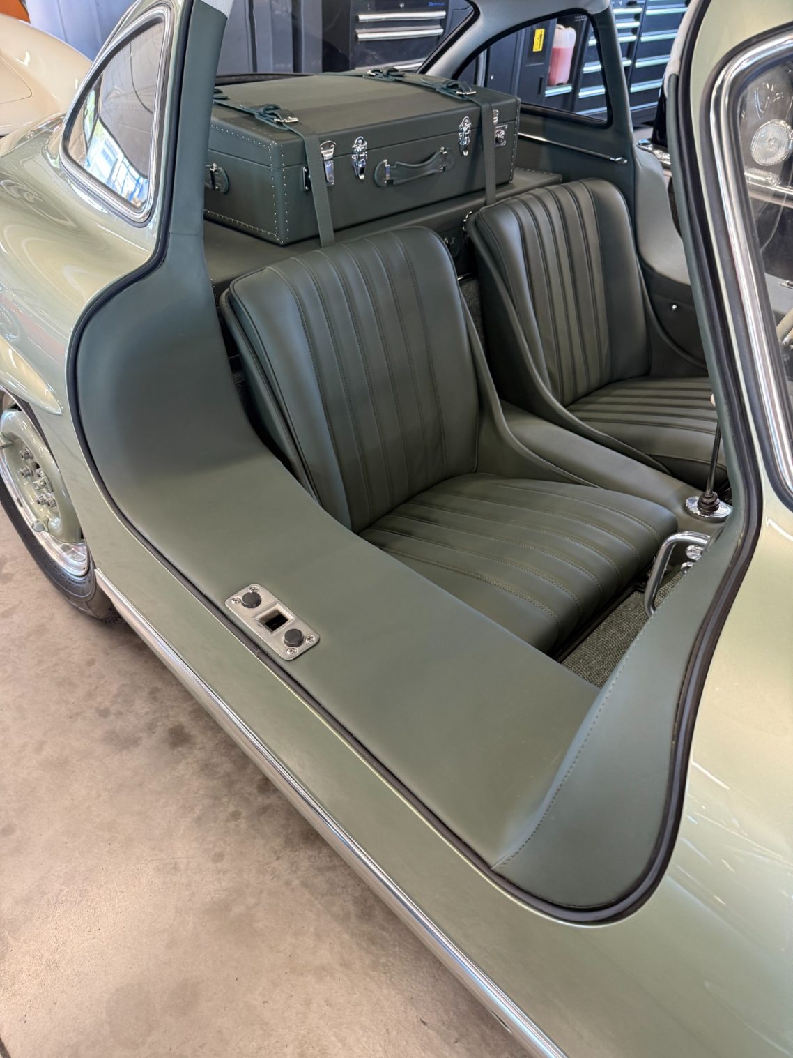 Mercedes-Benz 300 SL, Restauration des kompletten Fahrzeuginterieurs samt Einstieg und Kofferset