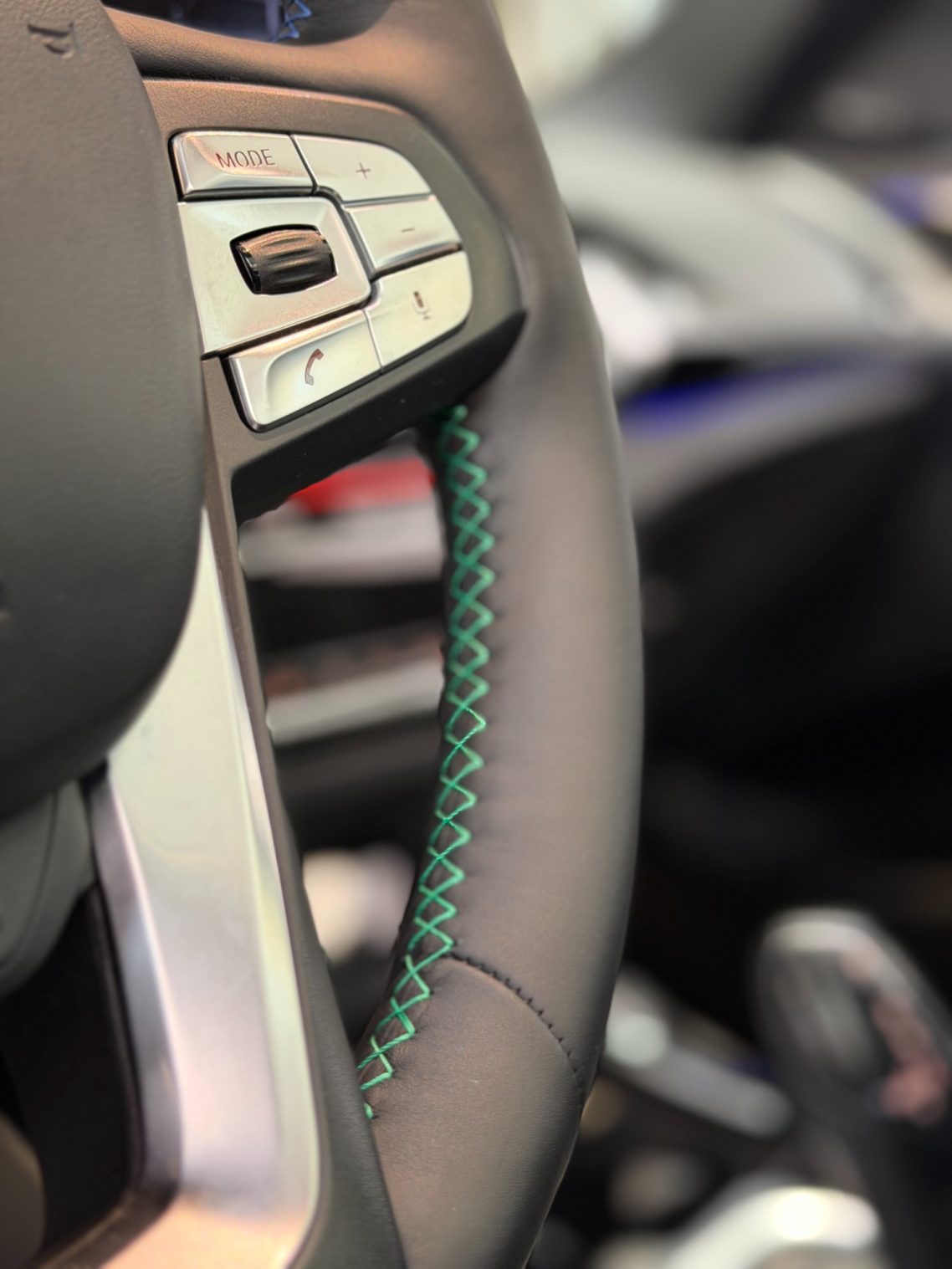 Alpina XD3, Neubezug Lenkrad mit Individualnaht, grün-blau