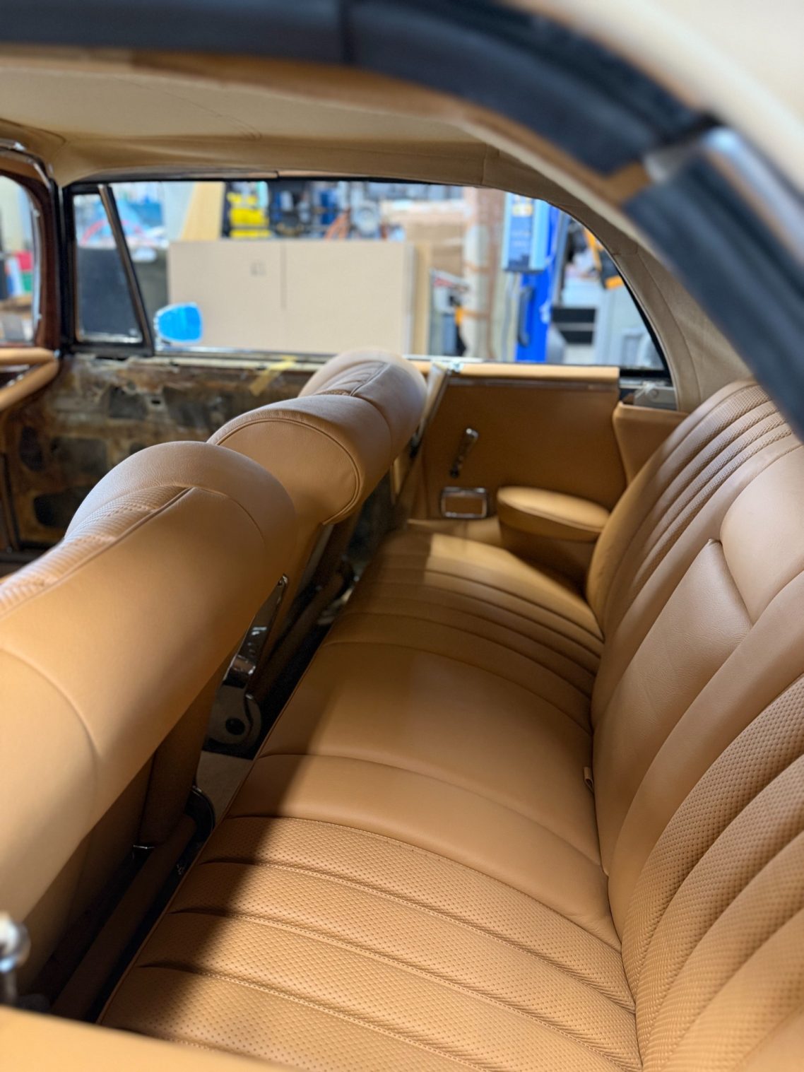 Mercedes-Benz W111 Interieur Komplettrestauration inklusive neuem Cabrioverdeck