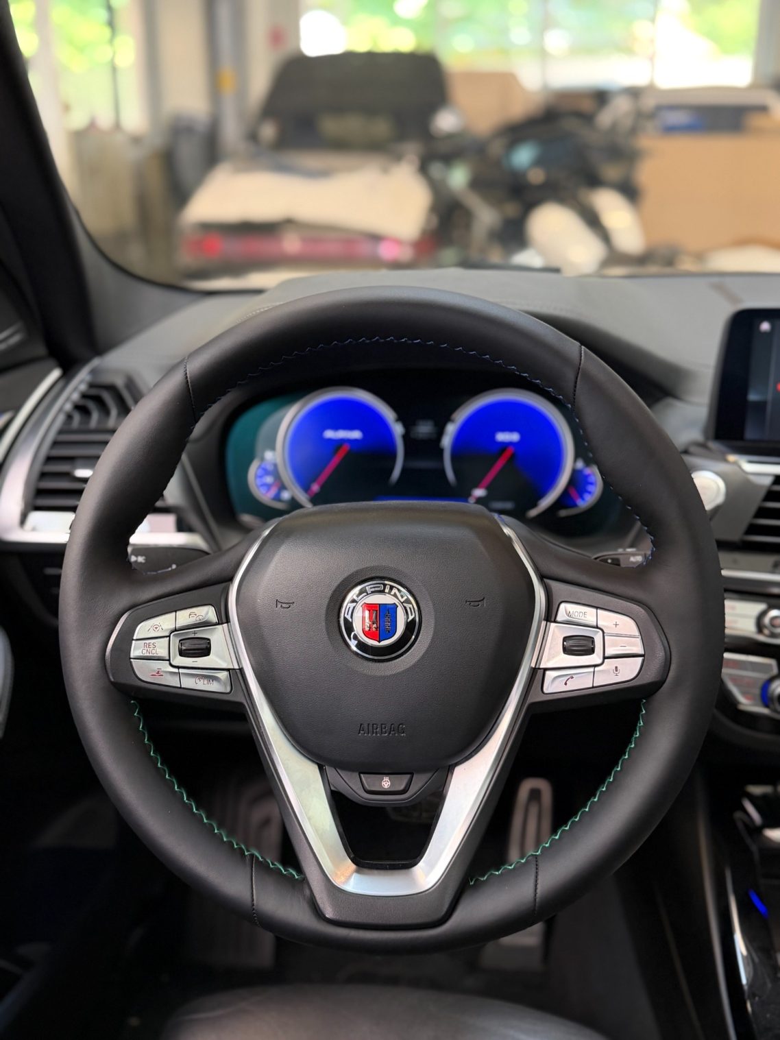 Alpina XD3, Neubezug Lenkrad mit Individualnaht, grün-blau