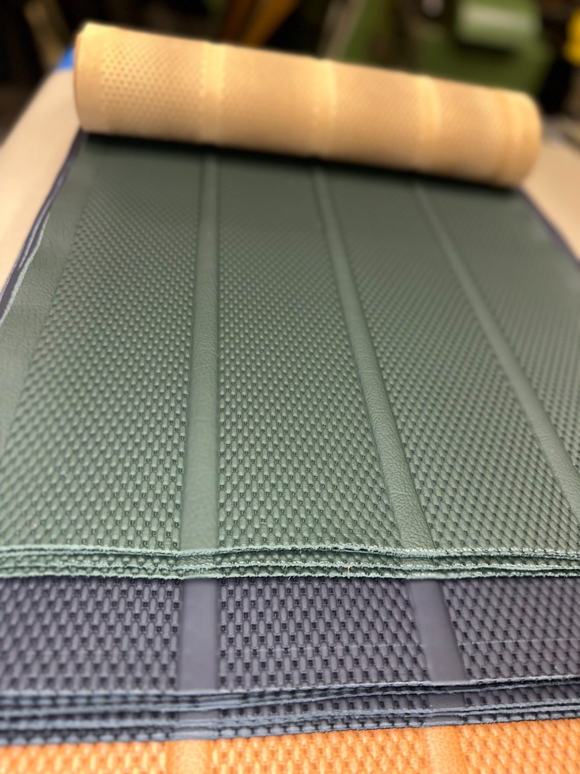 Historische Mercedes-Benz Lederperforationen in Originalstruktur. Verfügbare Ausführungen: Flechtnarbenperforation, Sternchenperforationen