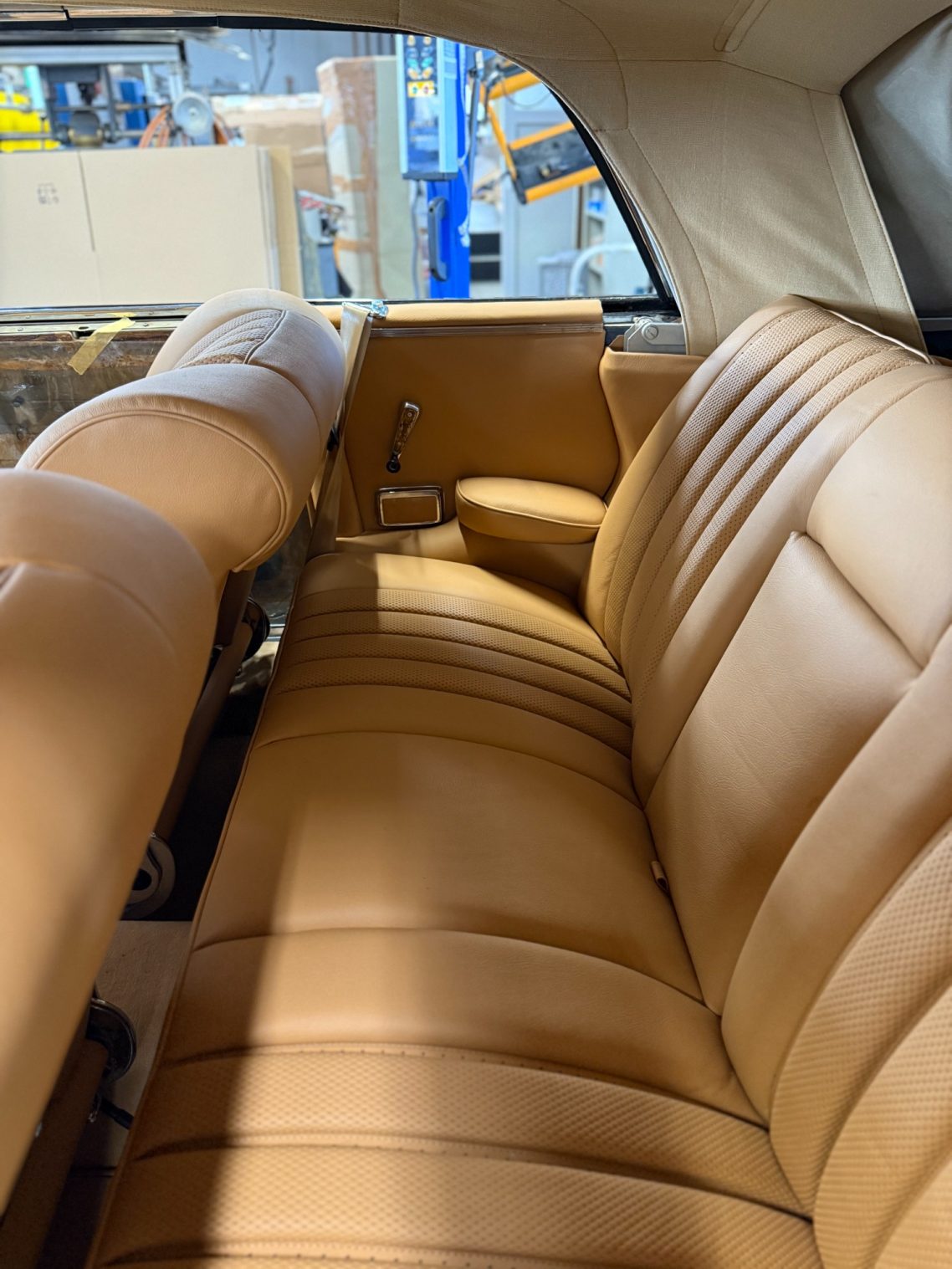 Mercedes-Benz W111 Interieur Komplettrestauration inklusive neuem Cabrioverdeck
