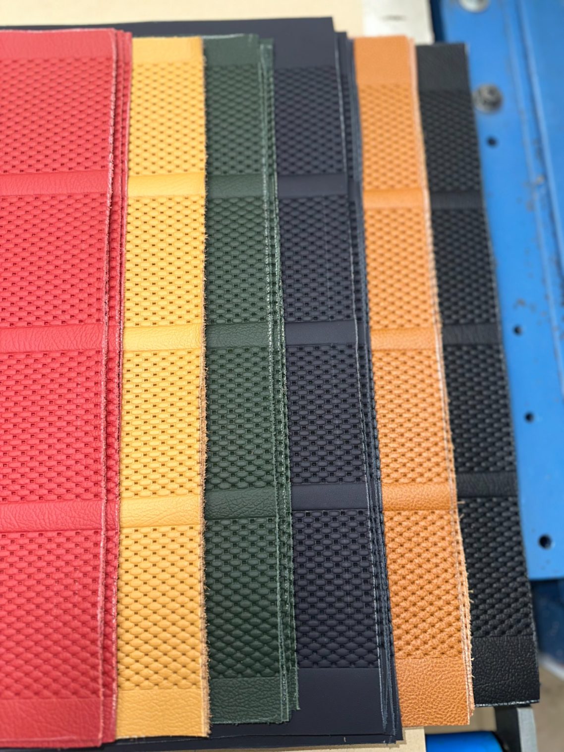 Historische Mercedes-Benz Lederperforationen in Originalstruktur. Verfügbare Ausführungen: Flechtnarbenperforation, Sternchenperforationen