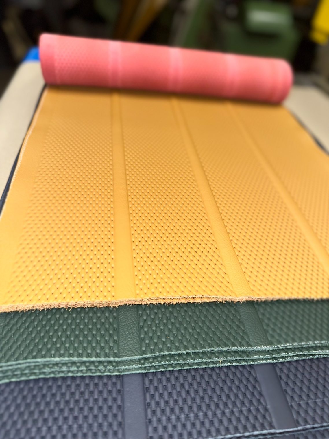 Historische Mercedes-Benz Lederperforationen in Originalstruktur. Verfügbare Ausführungen: Flechtnarbenperforation, Sternchenperforationen