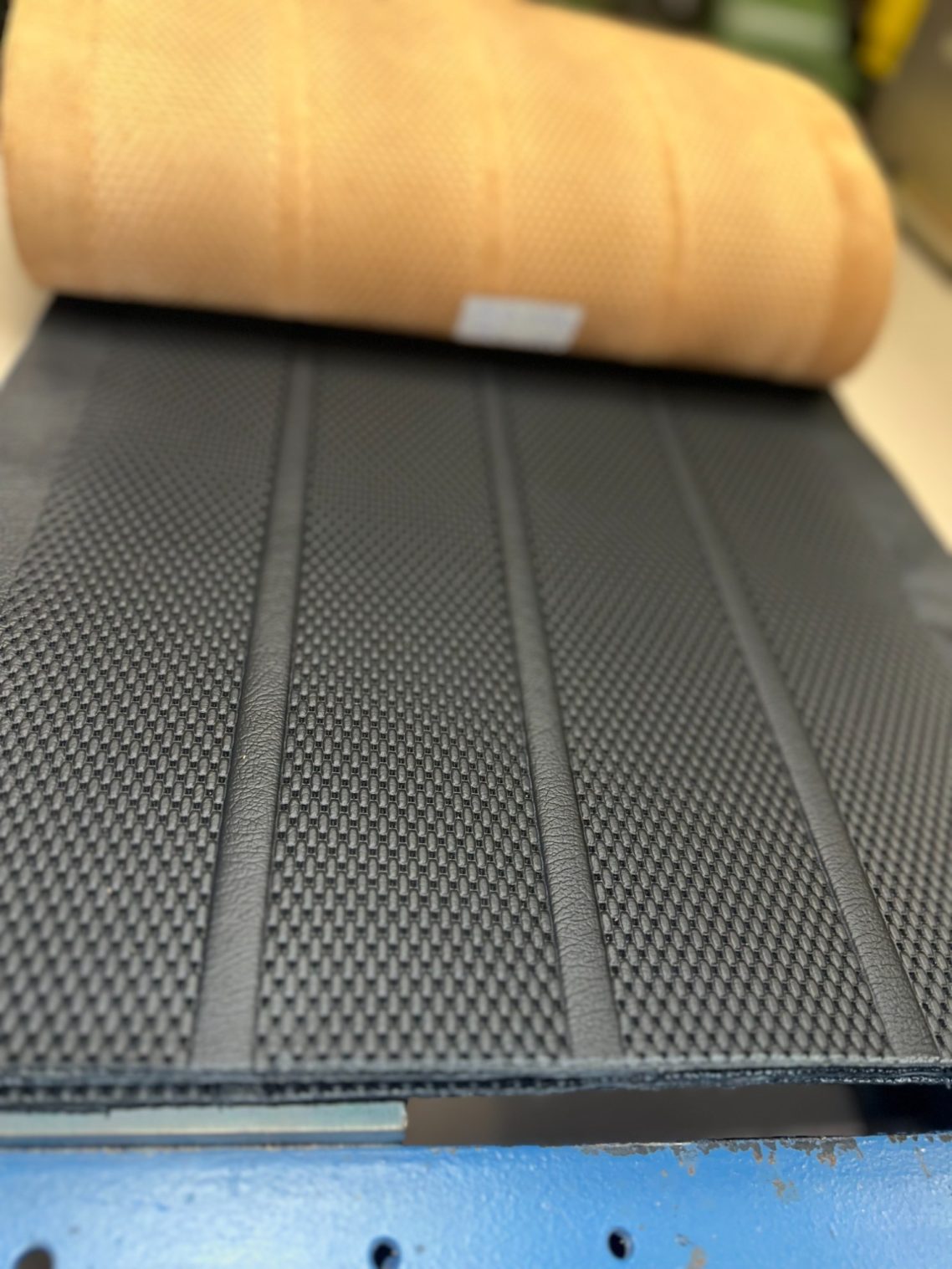 Historische Mercedes-Benz Lederperforationen in Originalstruktur. Verfügbare Ausführungen: Flechtnarbenperforation, Sternchenperforationen