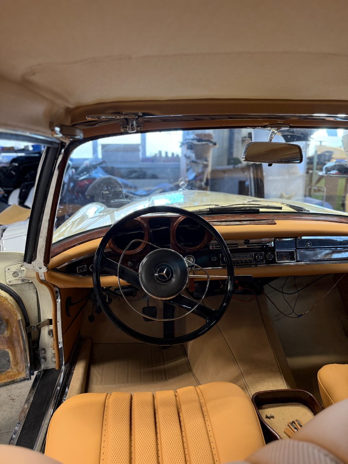 Mercedes-Benz W111 Interieur Komplettrestauration inklusive neuem Cabrioverdeck